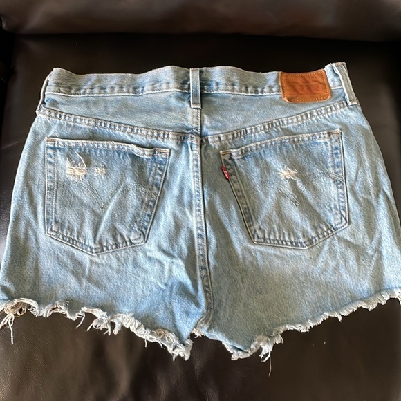 Levi’s 501 Light Wash Denim Shorts Like New Button Closure Distressed Size 32 - Picture 3 of 7